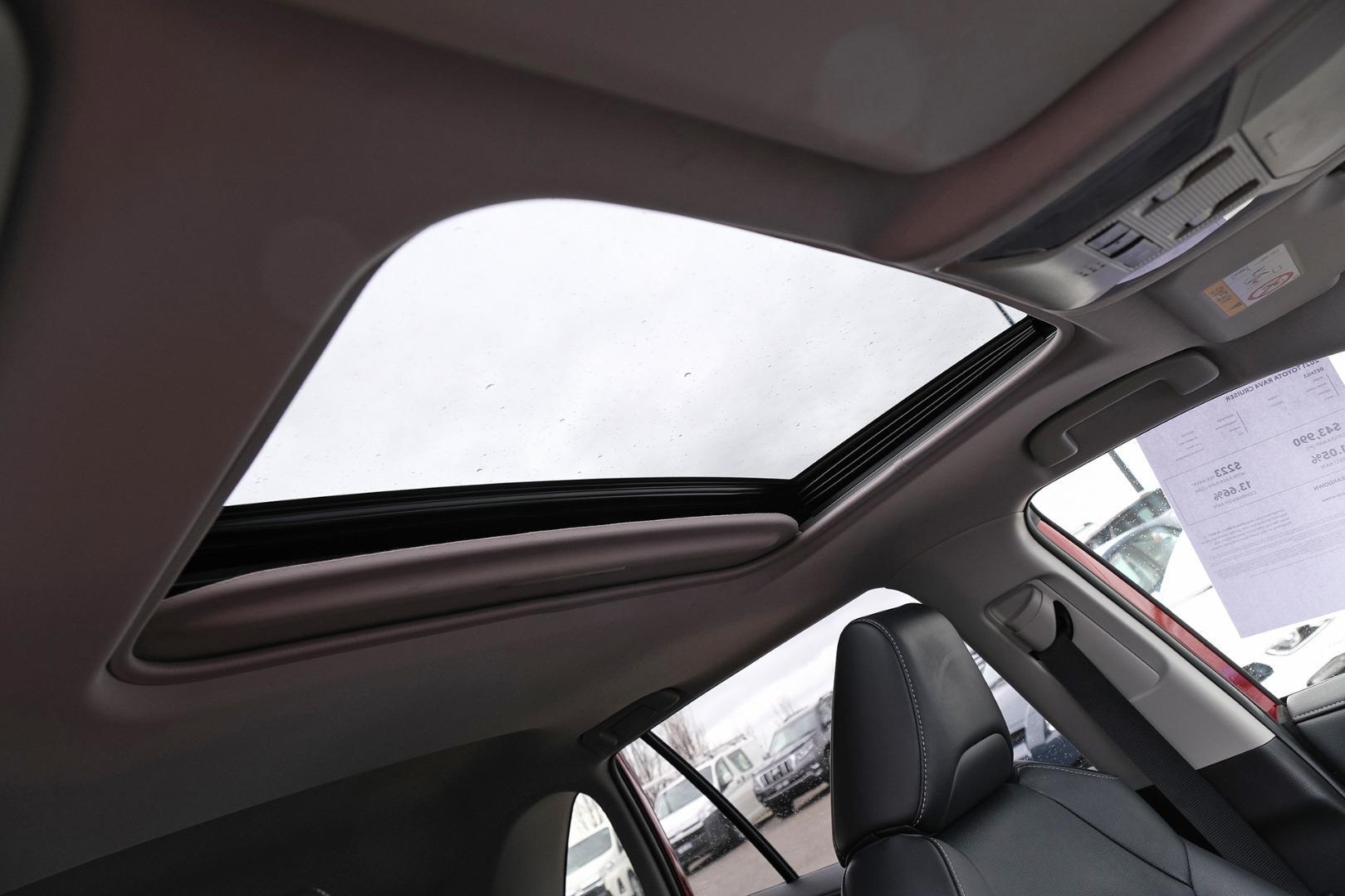 Toyota Rav4 image 2