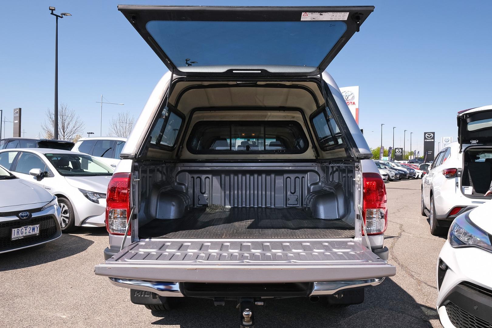 Toyota Hilux image 2