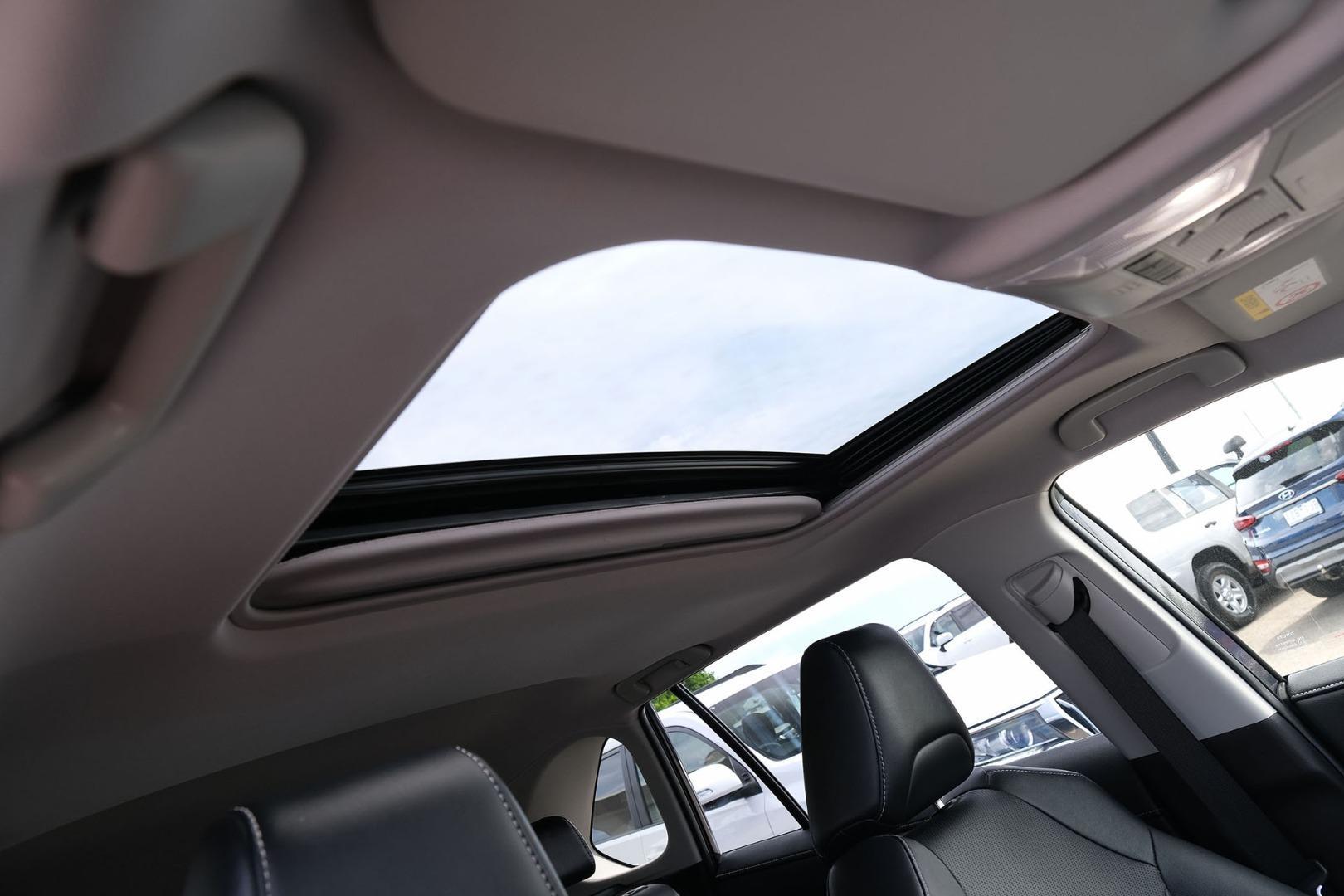 Toyota Rav4 image 2