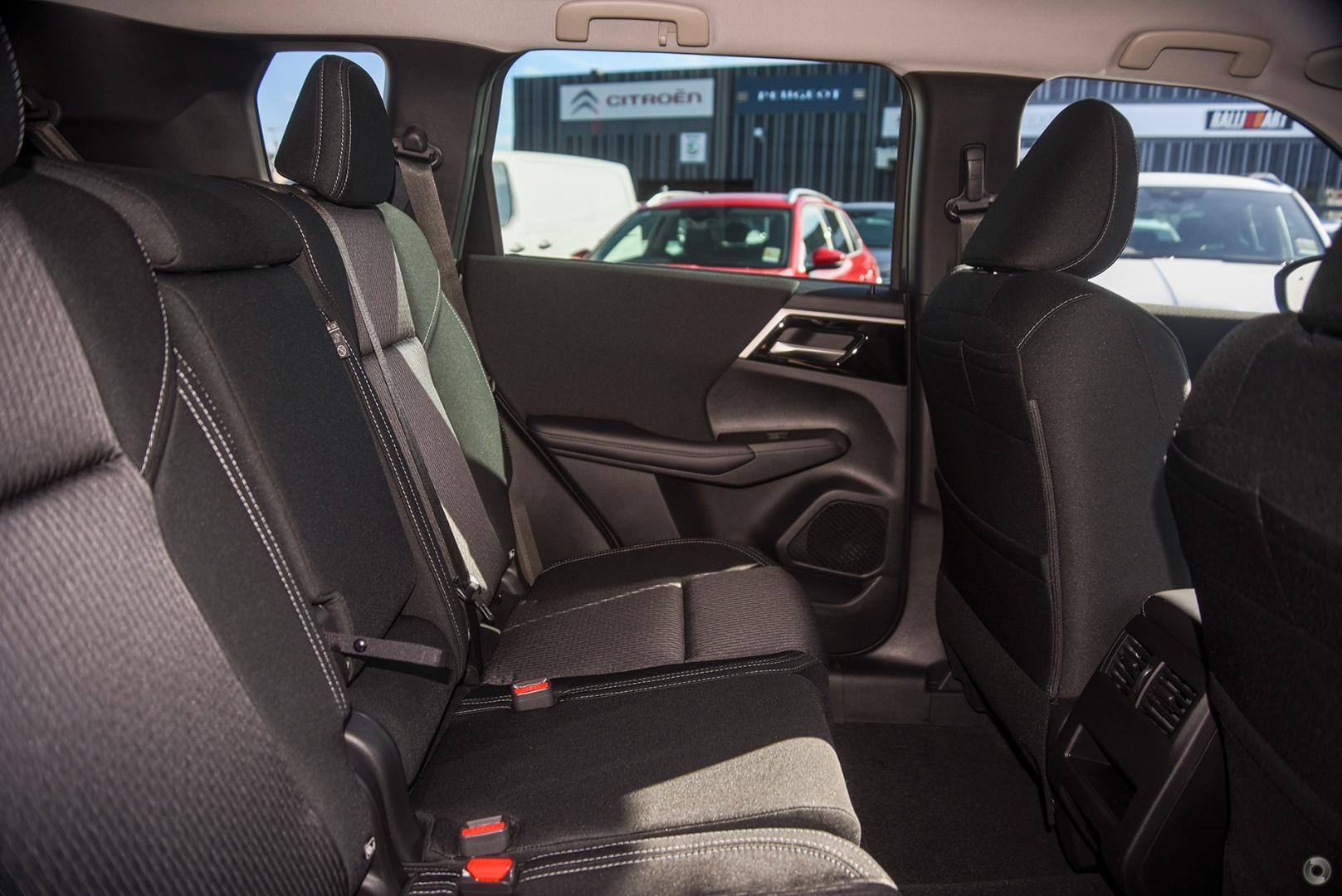 Mitsubishi Outlander image 1