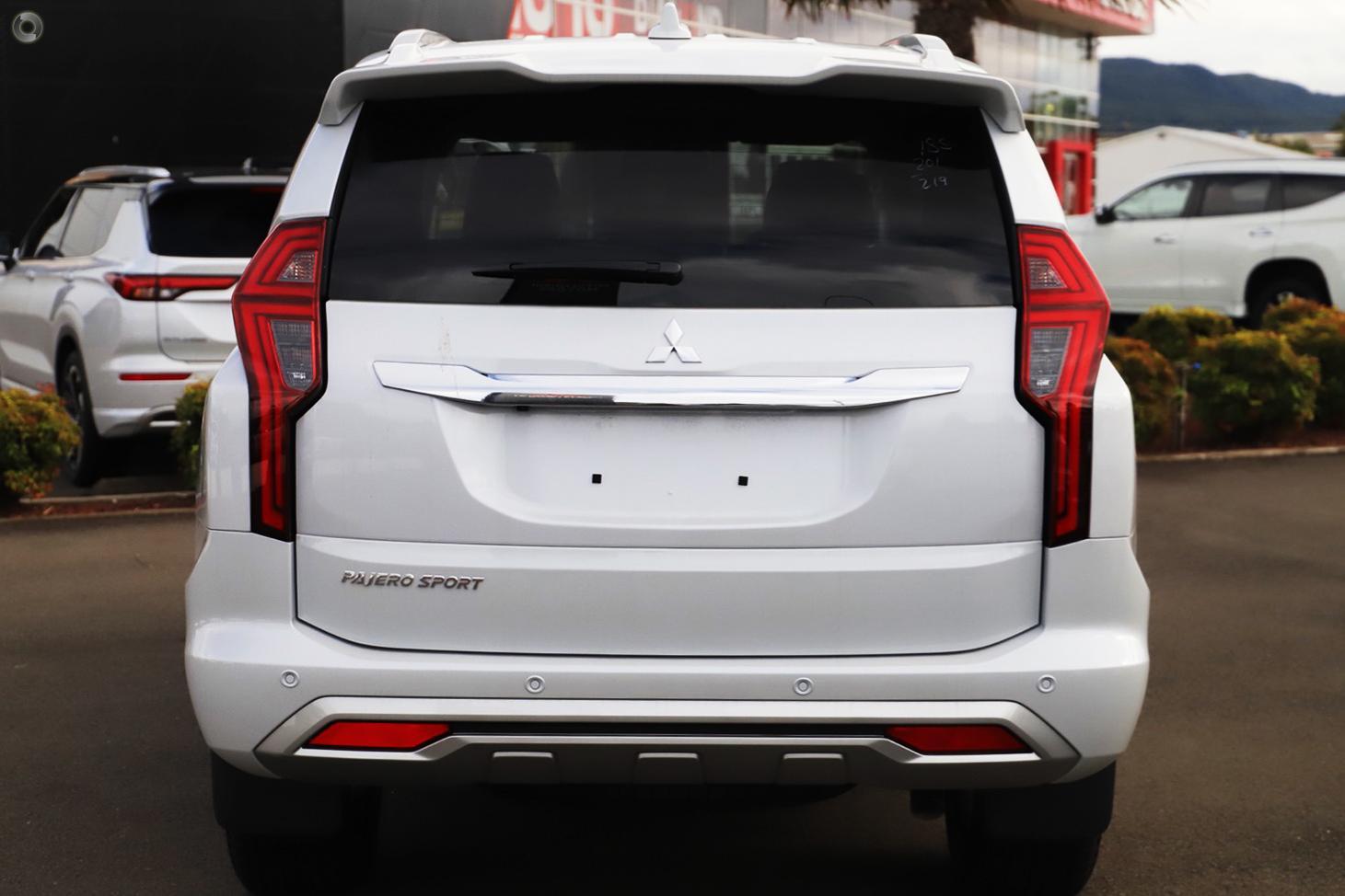 Mitsubishi Pajero Sport image 3