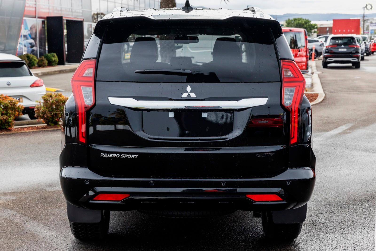 Mitsubishi Pajero Sport image 2
