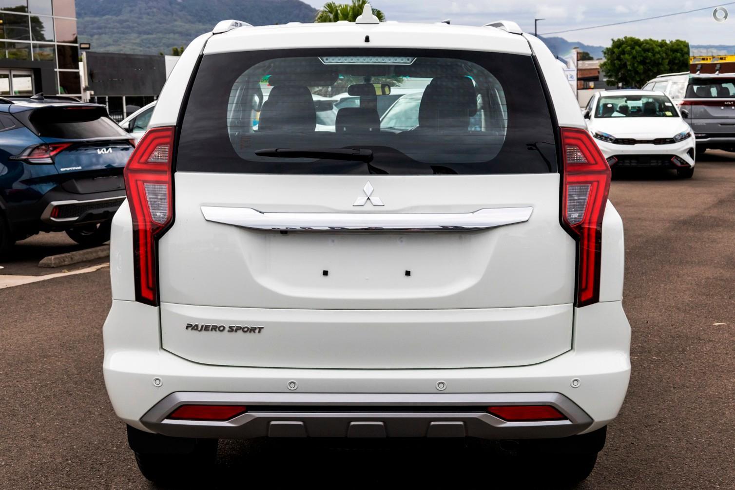Mitsubishi Pajero Sport image 3