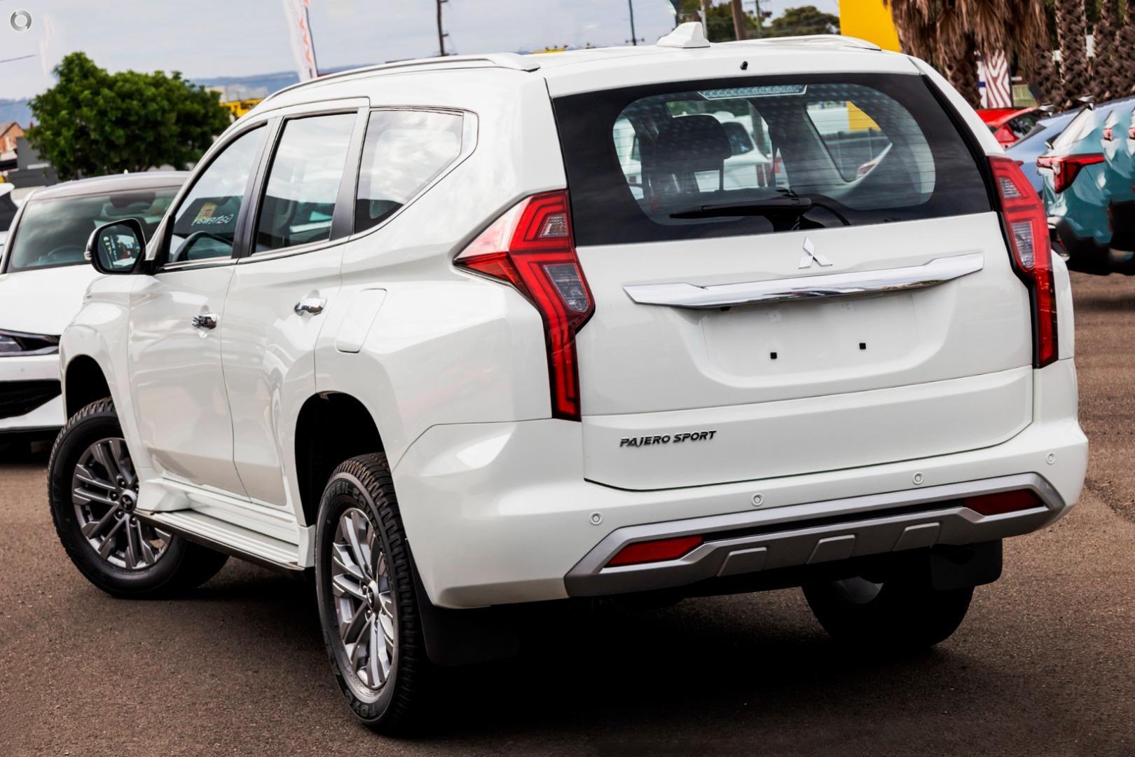 Mitsubishi Pajero Sport image 4