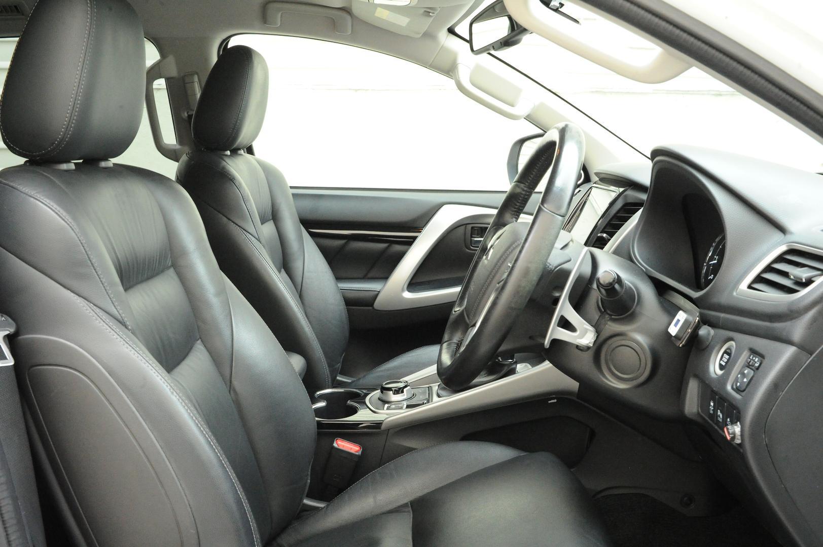 Mitsubishi Pajero Sport image 2
