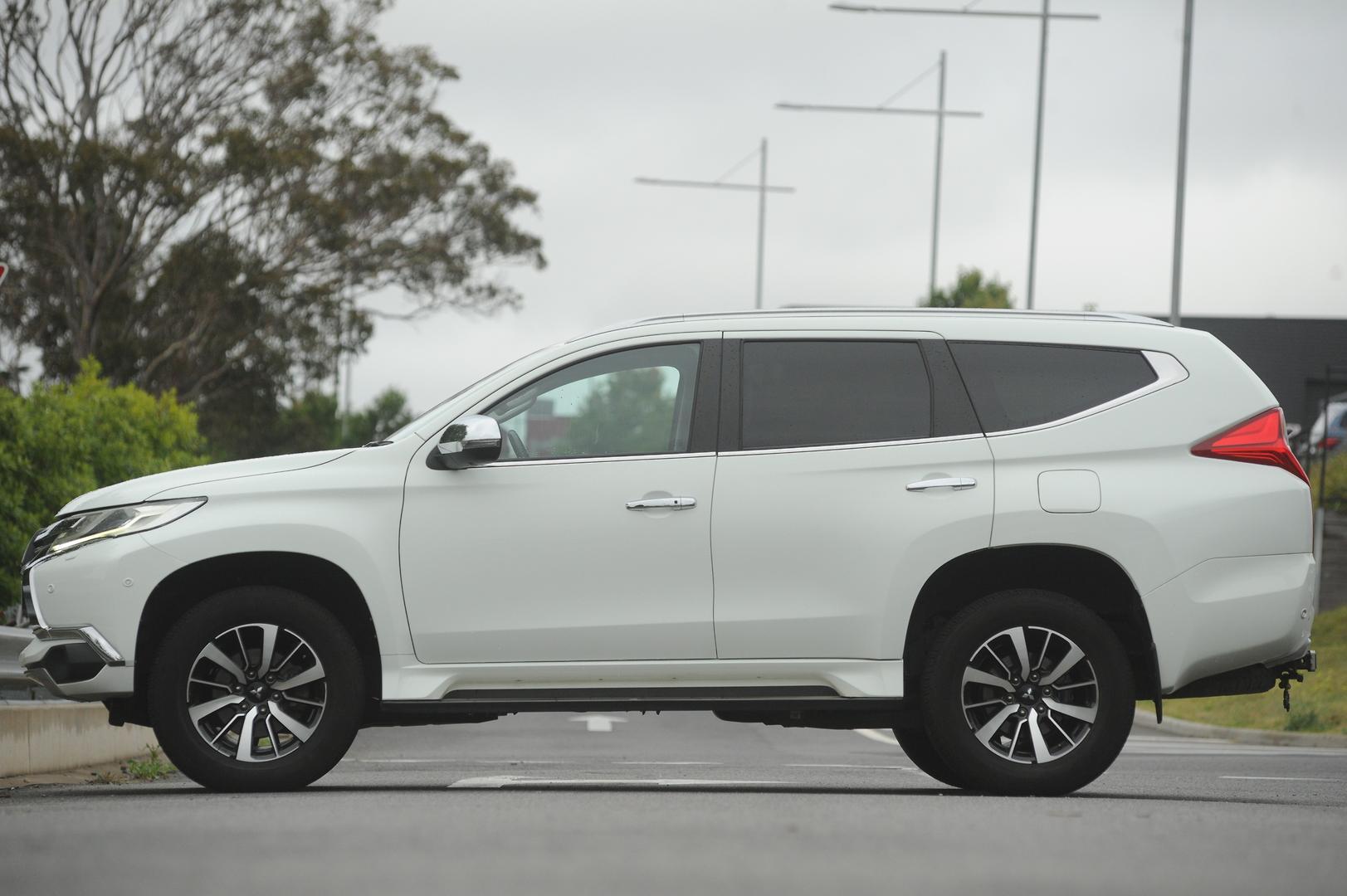 Mitsubishi Pajero Sport image 3