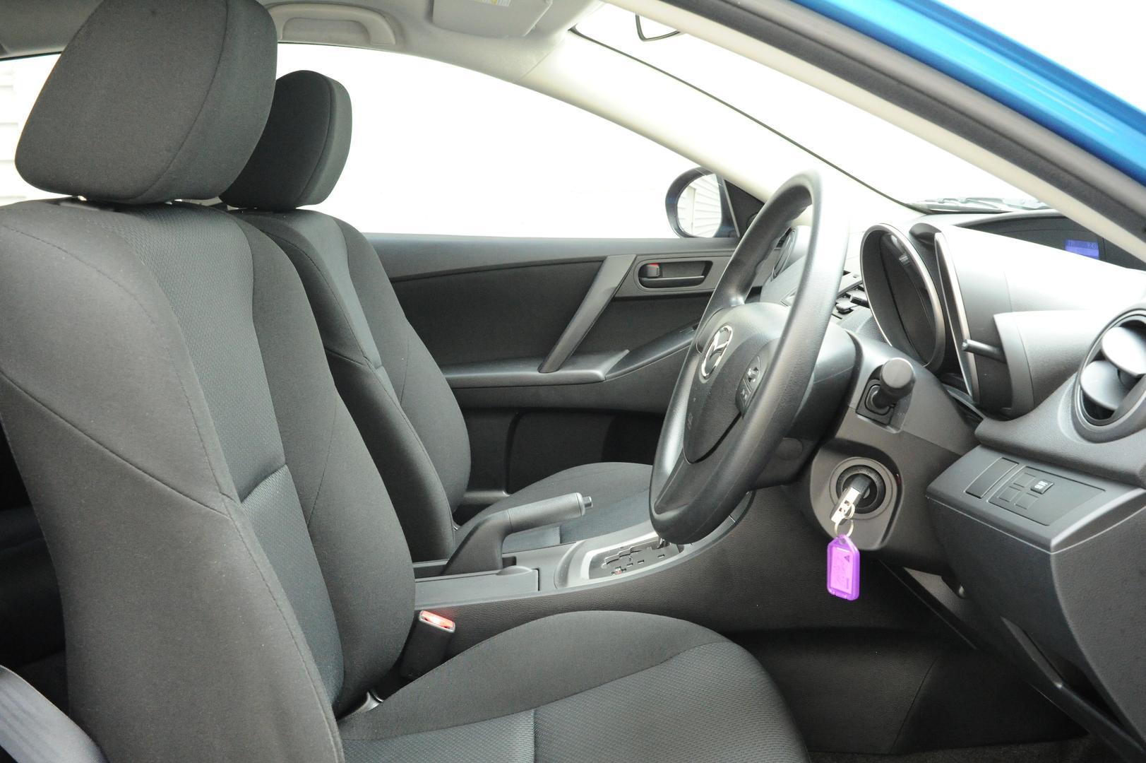 Mazda 3 image 2