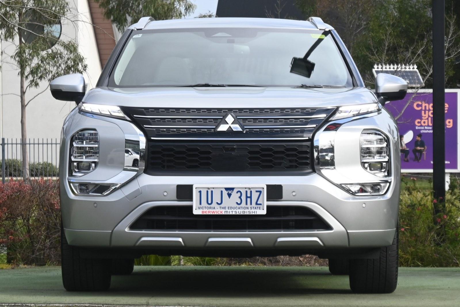 Mitsubishi Outlander image 2