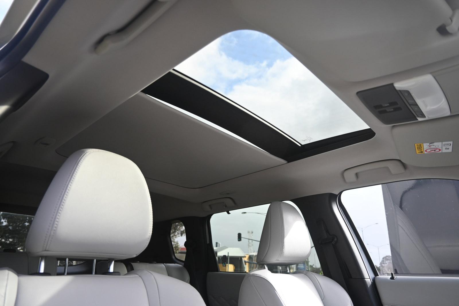Mitsubishi Outlander image 3