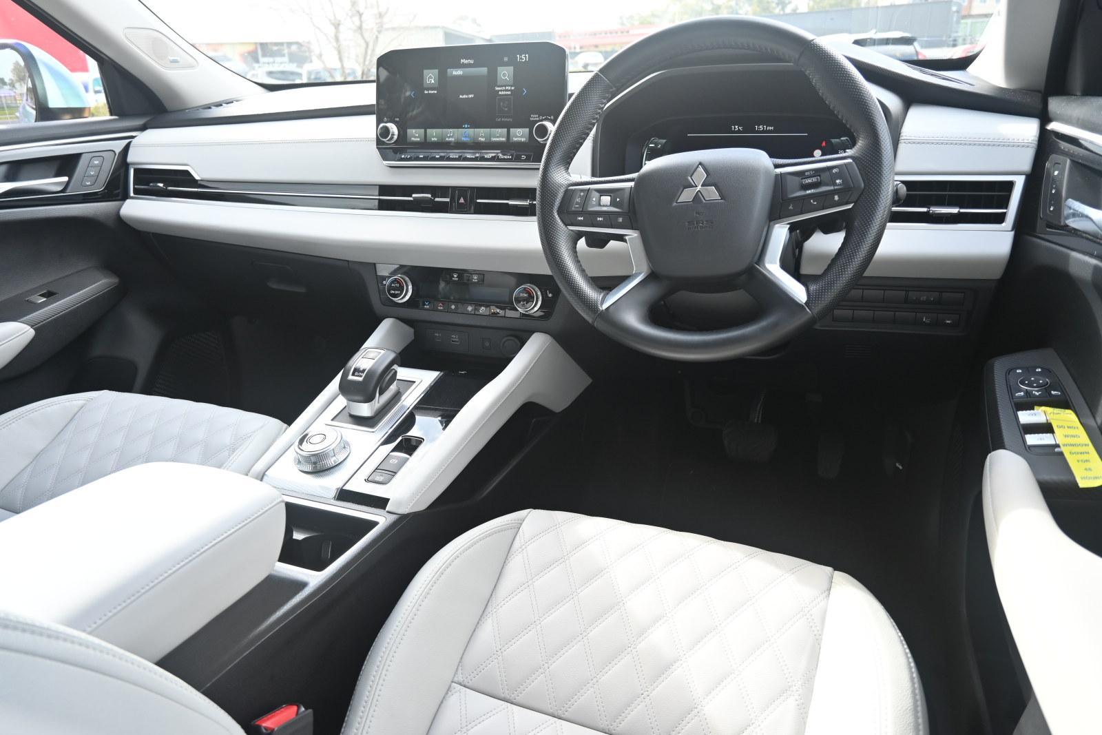 Mitsubishi Outlander image 4