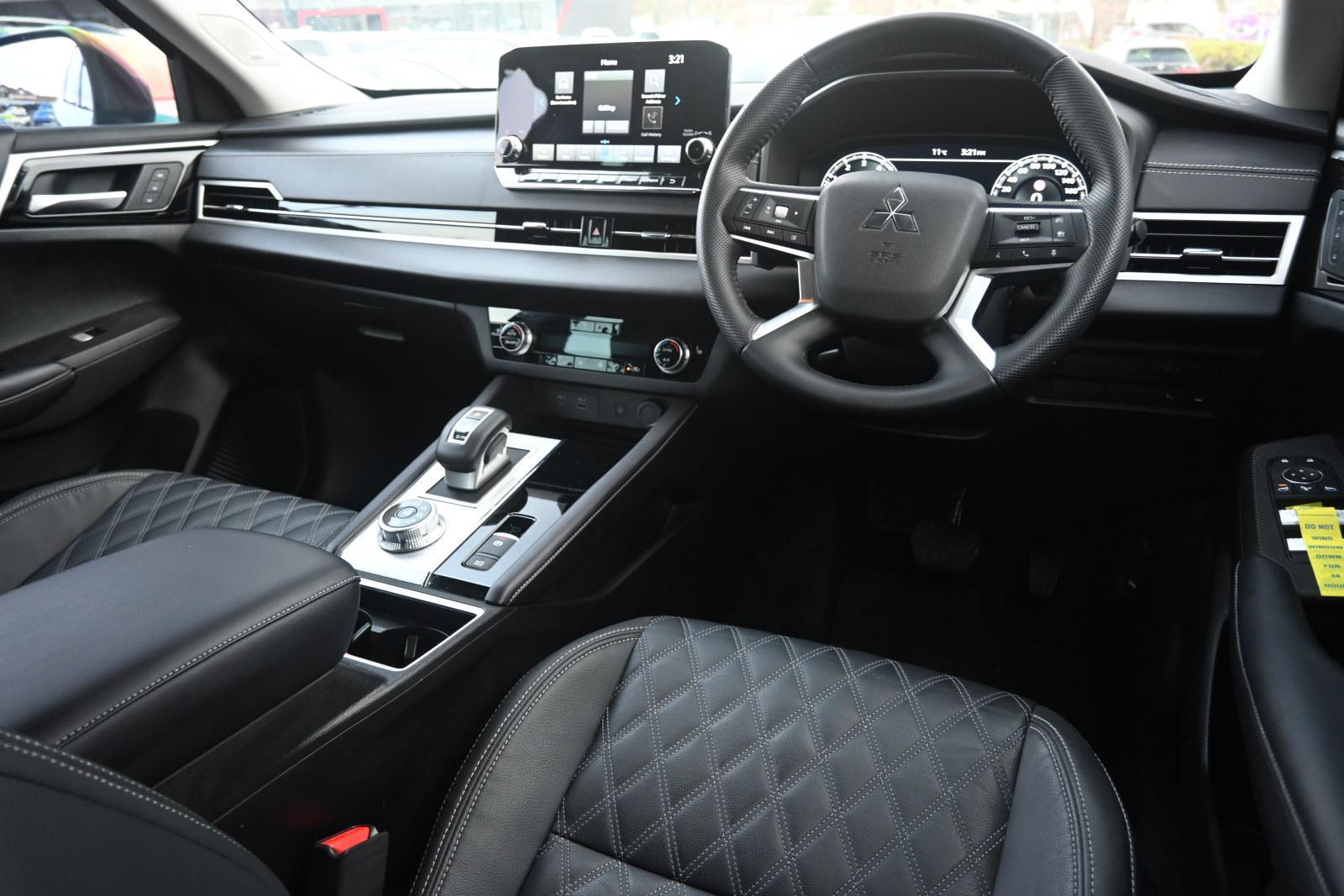 Mitsubishi Outlander image 4