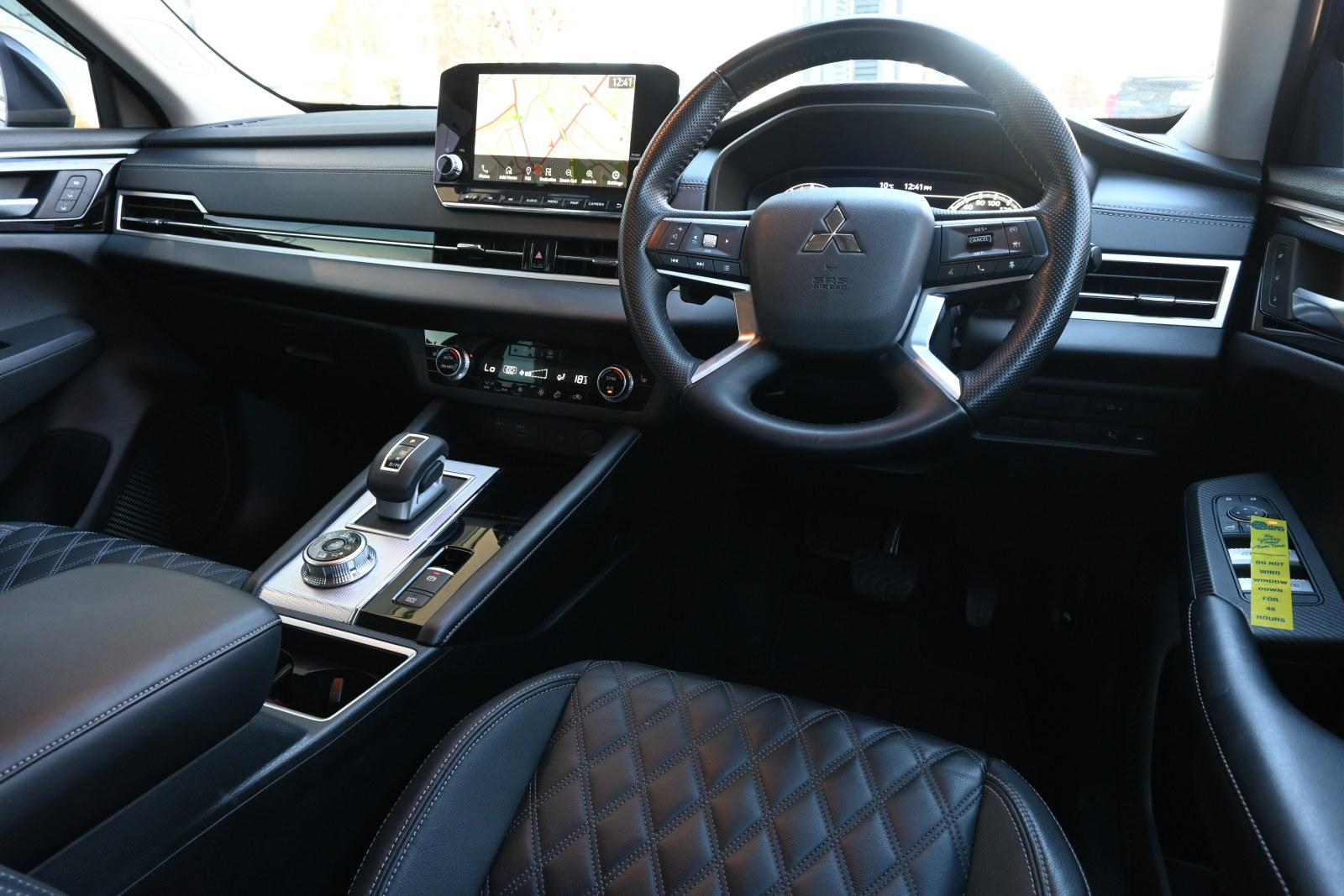 Mitsubishi Outlander image 4