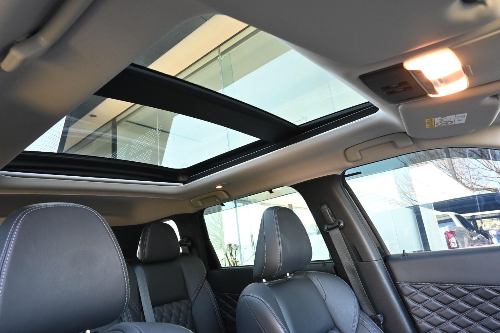 Mitsubishi Outlander image 3