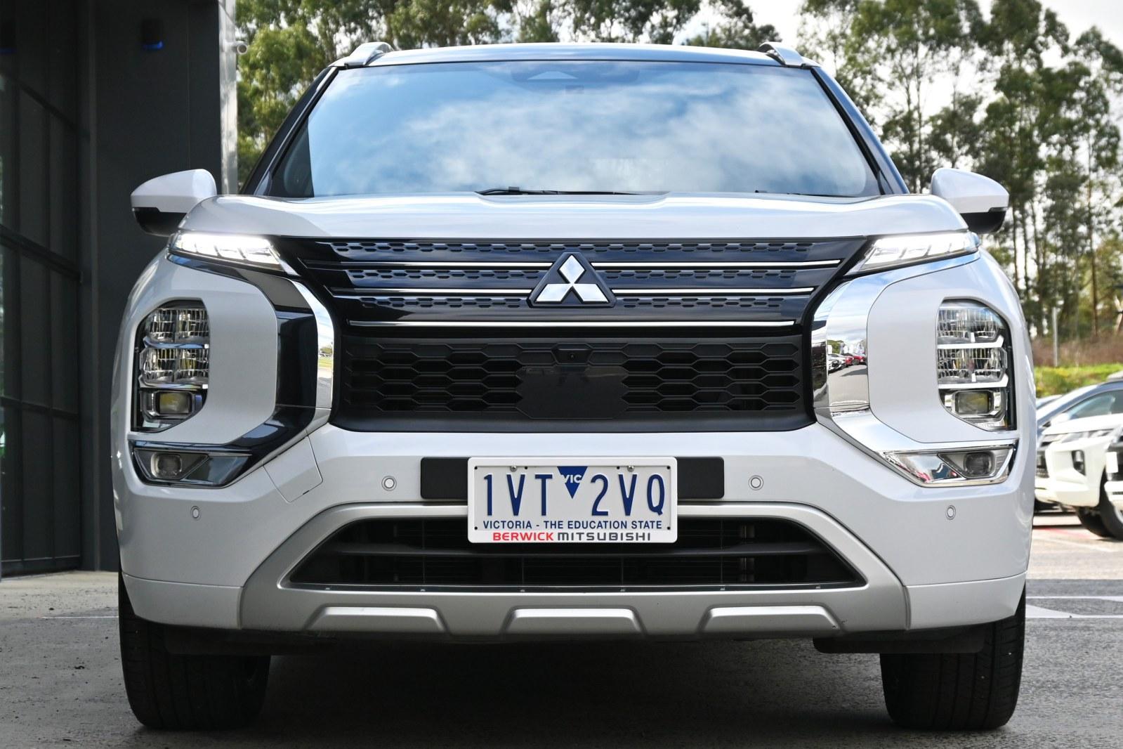 Mitsubishi Outlander image 2