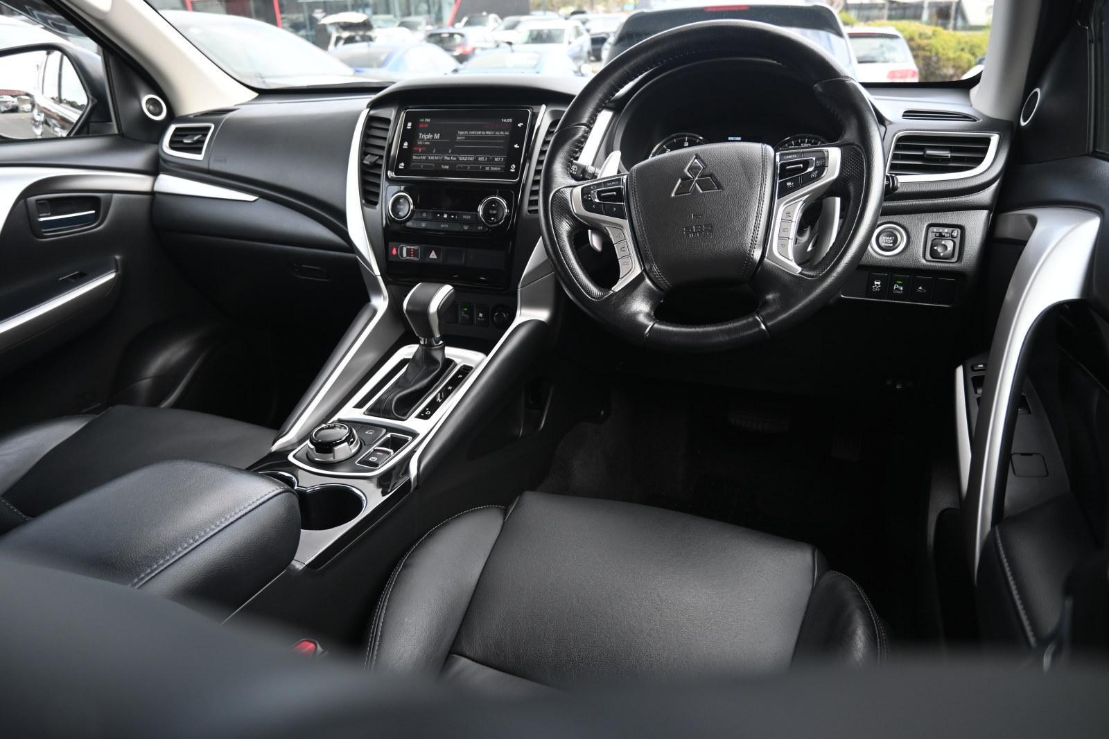 Mitsubishi Pajero Sport image 3