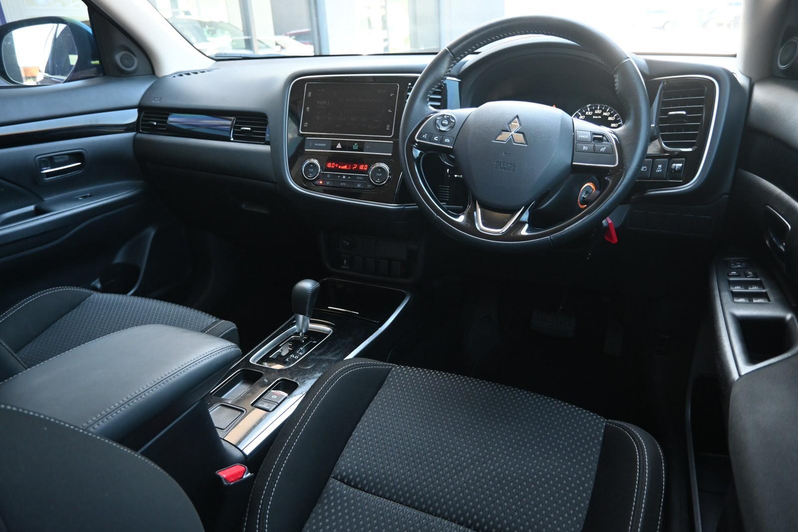 Mitsubishi Outlander image 3