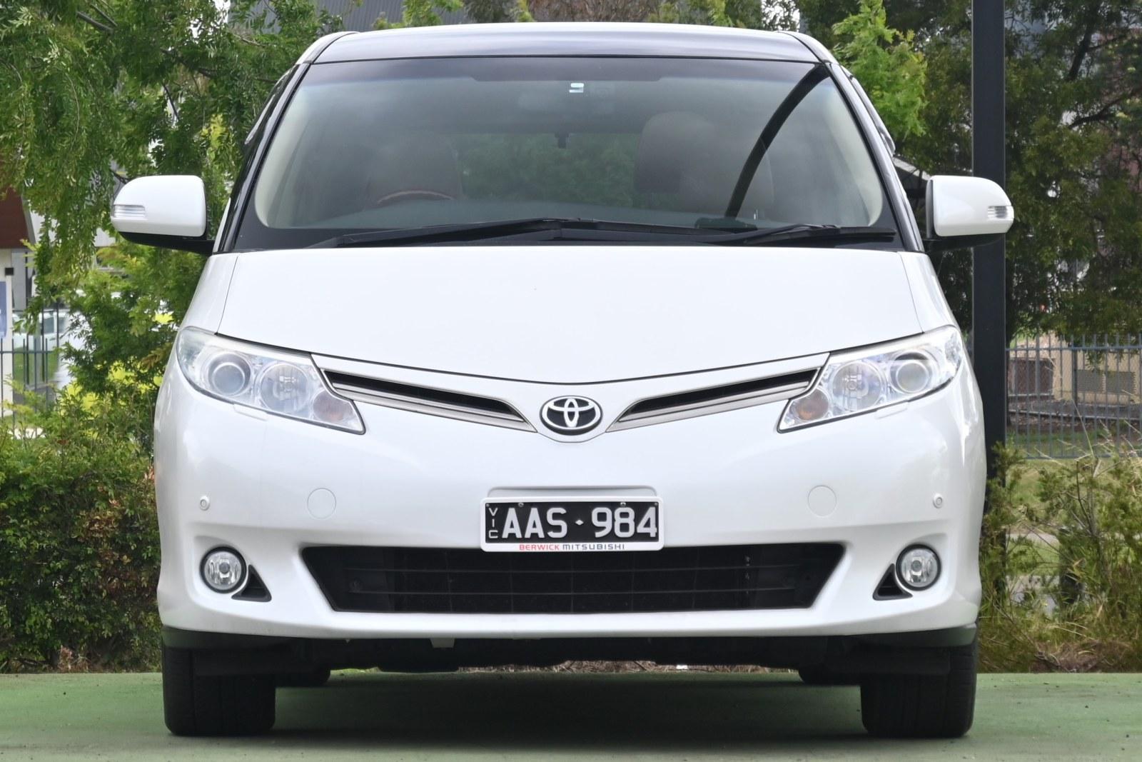 Toyota Tarago image 2