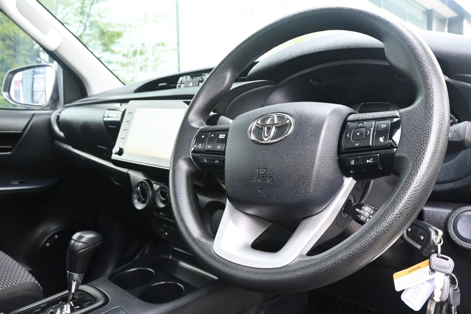Toyota Hilux image 4