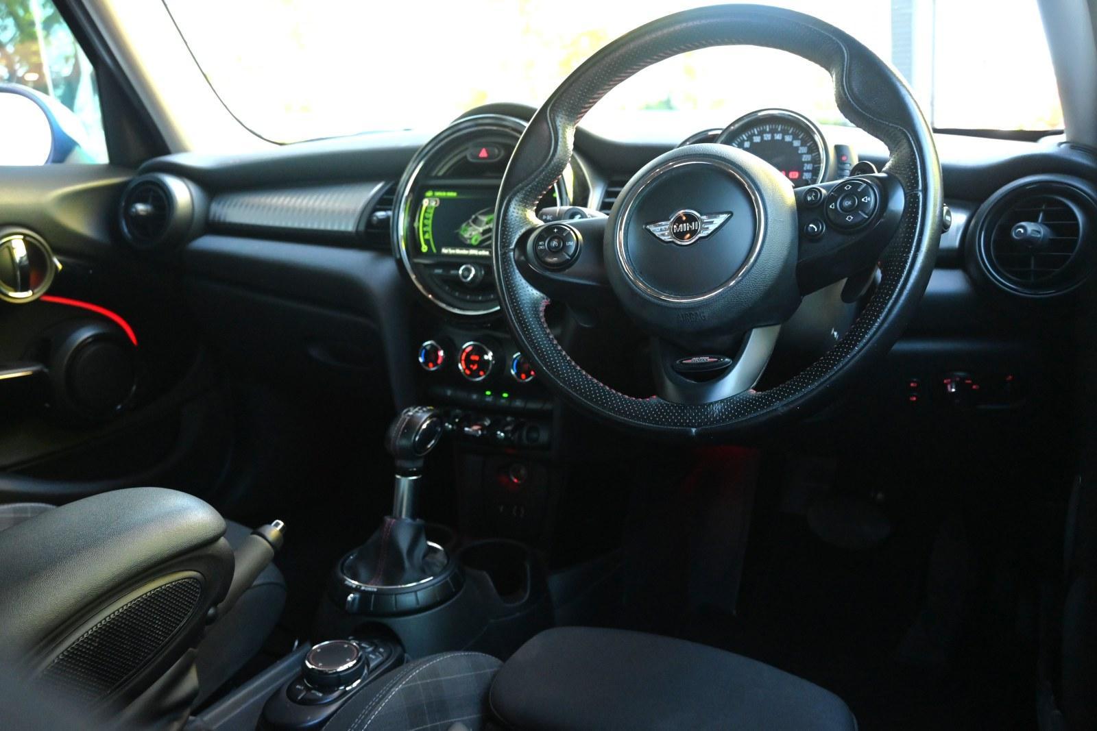 Mini Hatch image 3