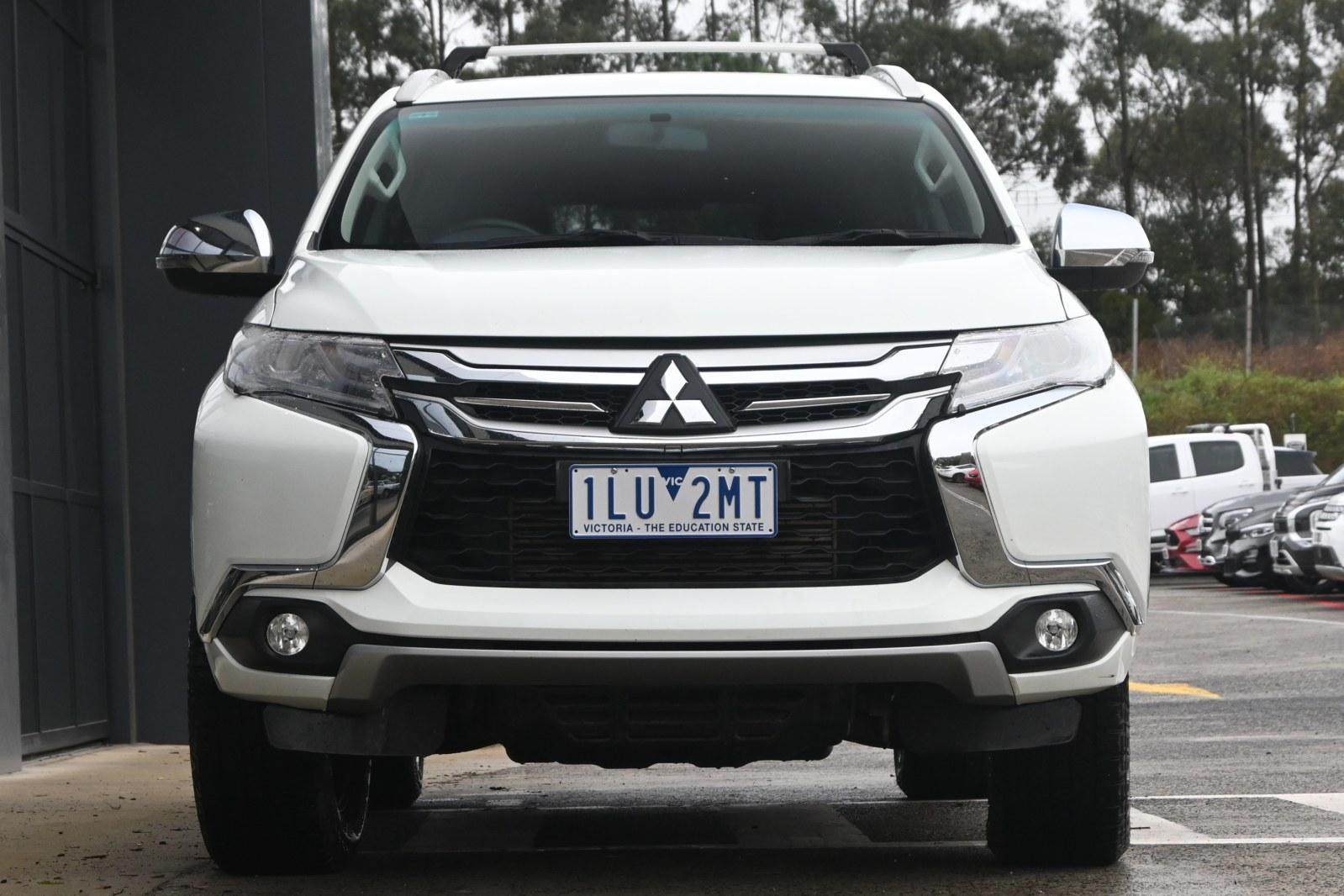 Mitsubishi Pajero Sport image 2