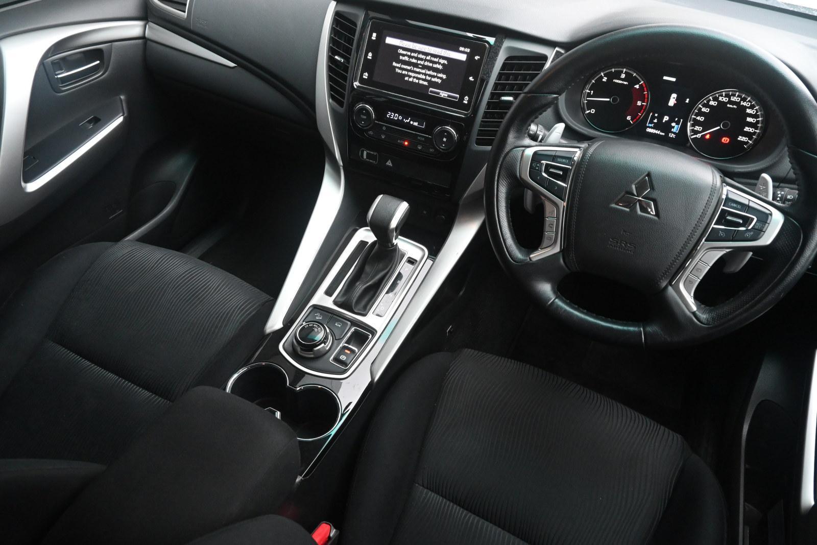 Mitsubishi Pajero Sport image 3