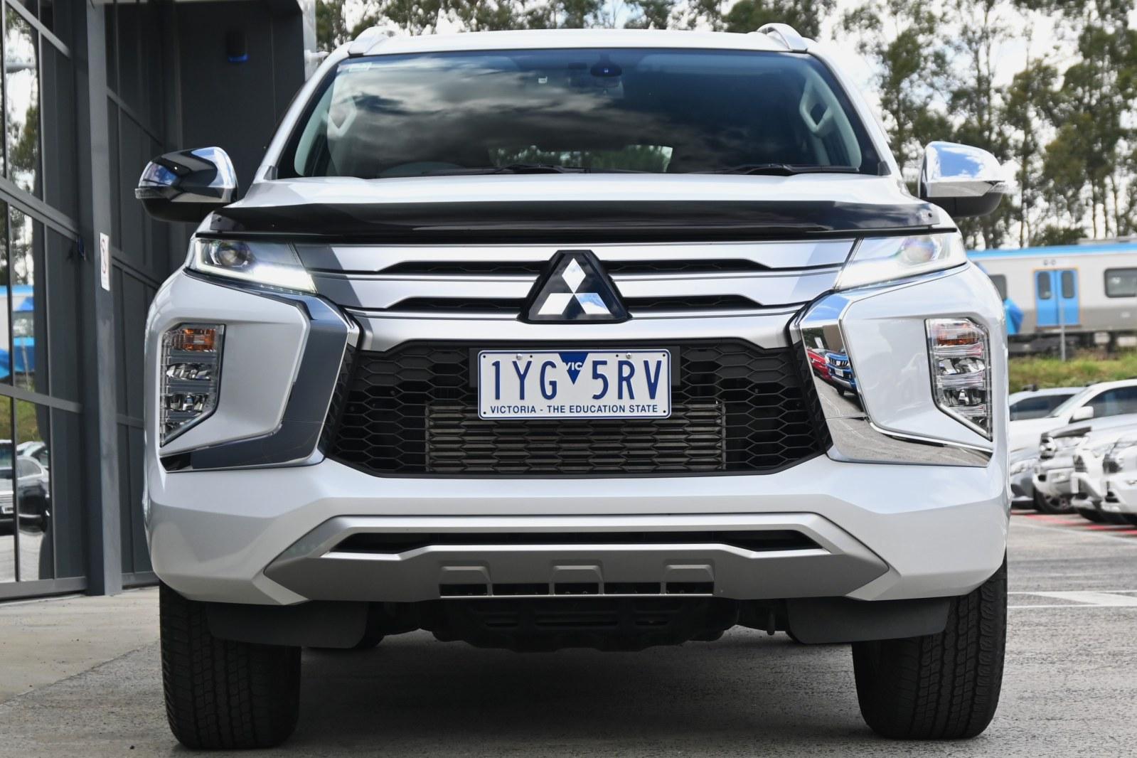 Mitsubishi Pajero Sport image 2