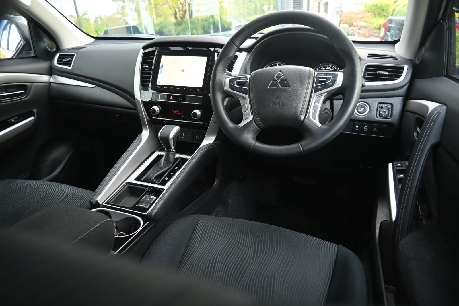 Mitsubishi Pajero Sport image 3