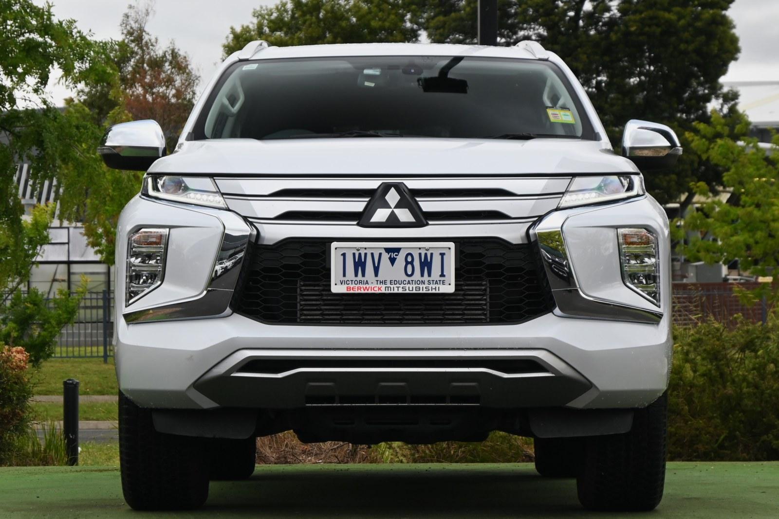 Mitsubishi Pajero Sport image 2