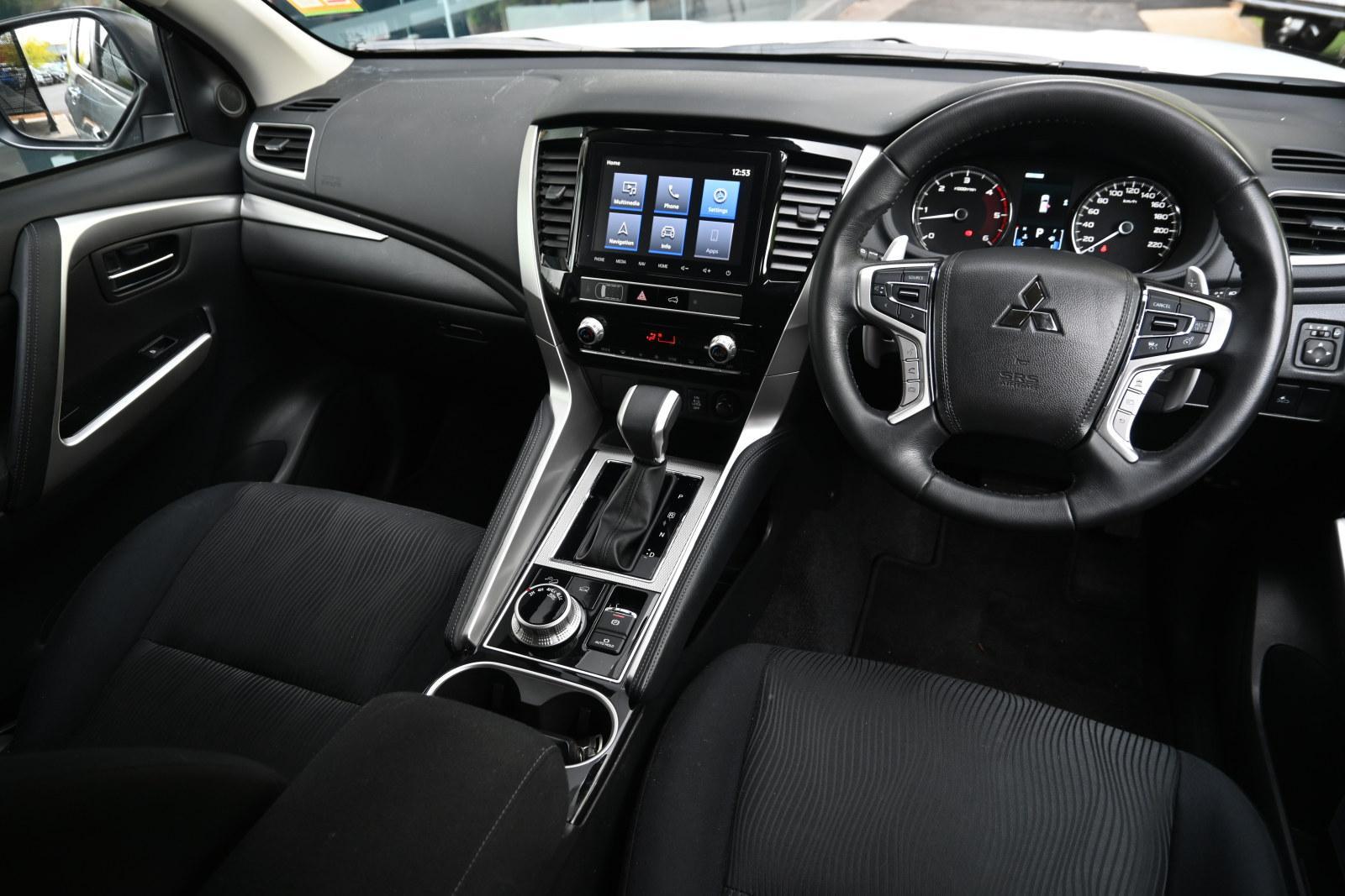 Mitsubishi Pajero Sport image 3