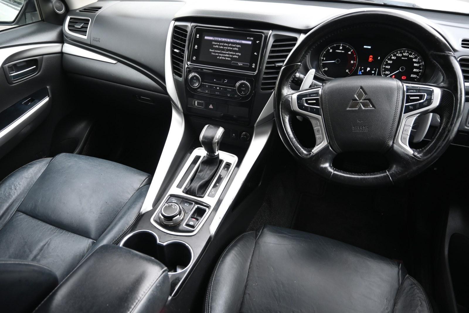 Mitsubishi Pajero Sport image 3