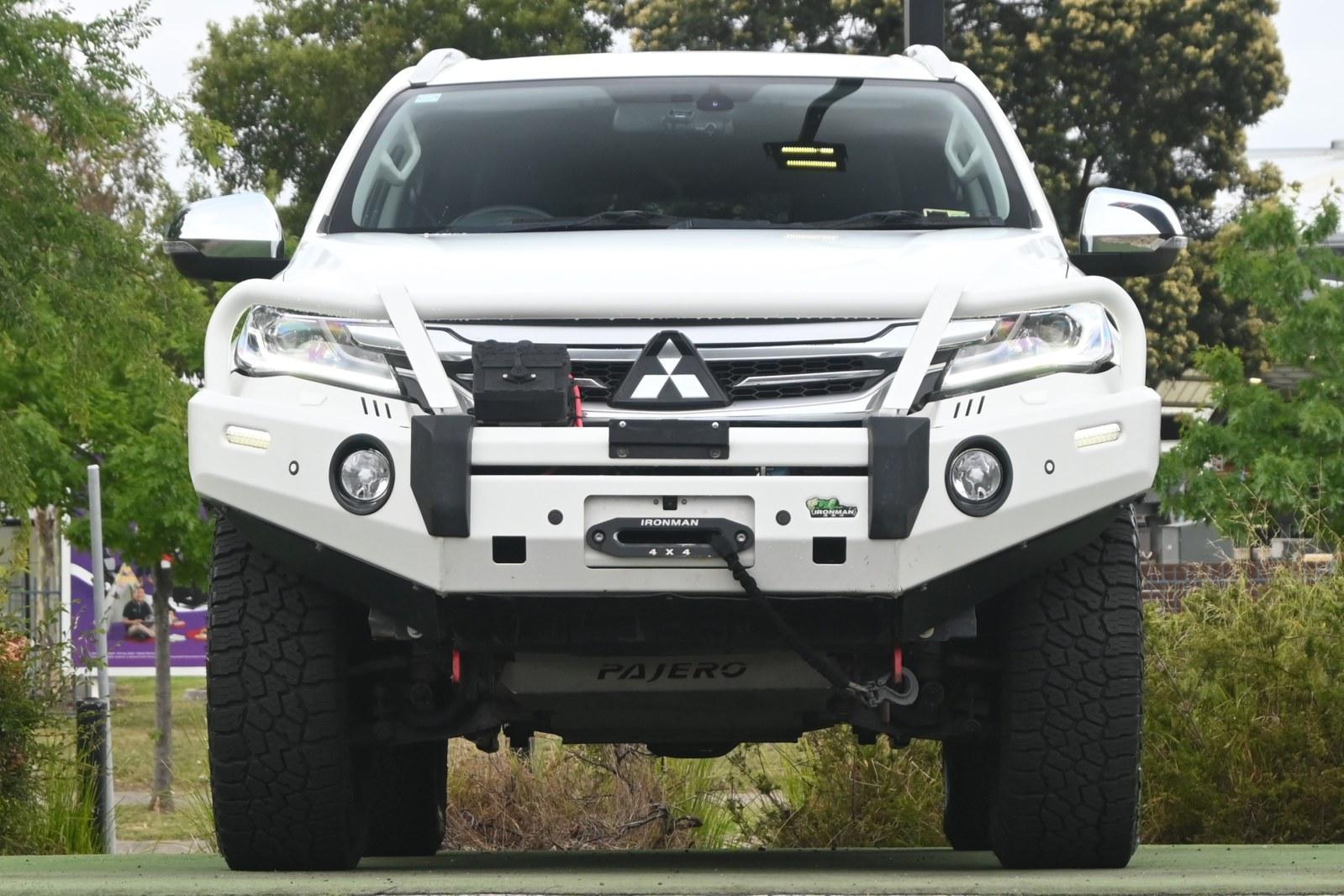 Mitsubishi Pajero Sport image 2