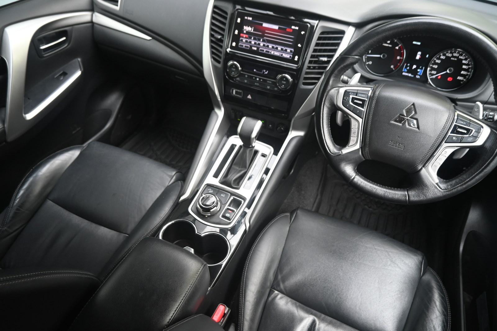 Mitsubishi Pajero Sport image 3