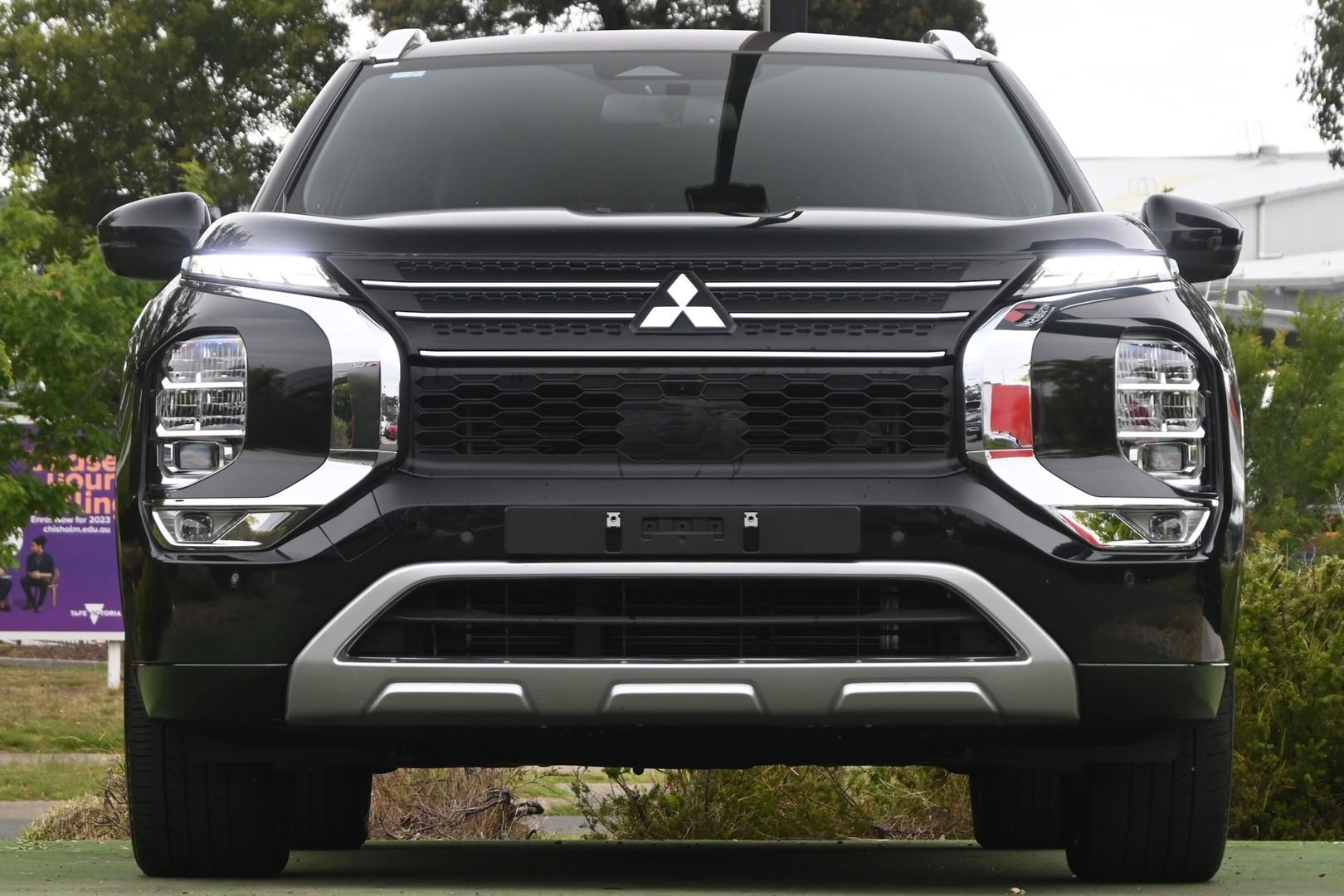 Mitsubishi Outlander image 2