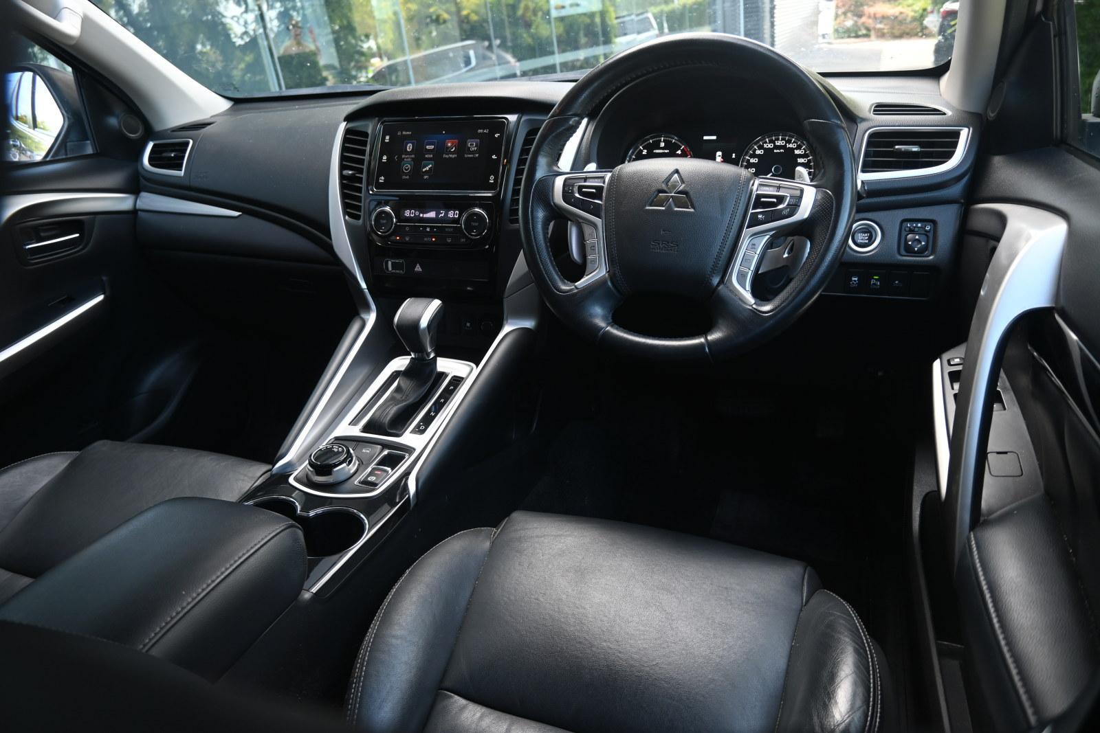 Mitsubishi Pajero Sport image 3