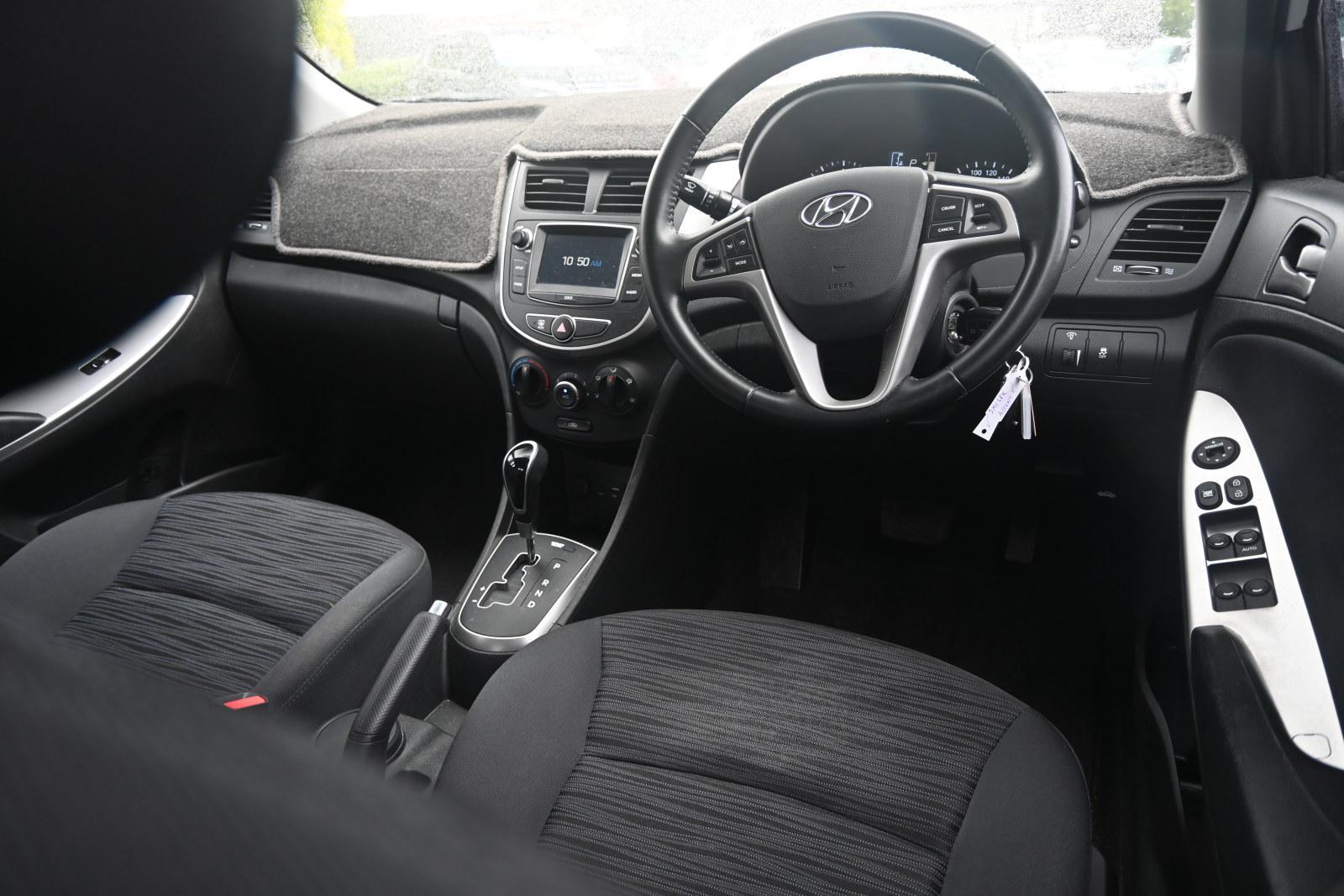 Hyundai Elantra image 3