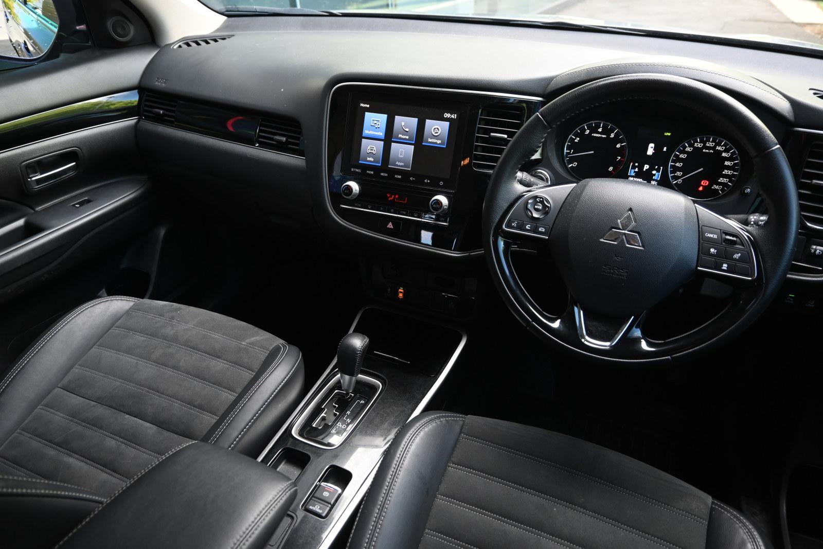Mitsubishi Outlander image 3