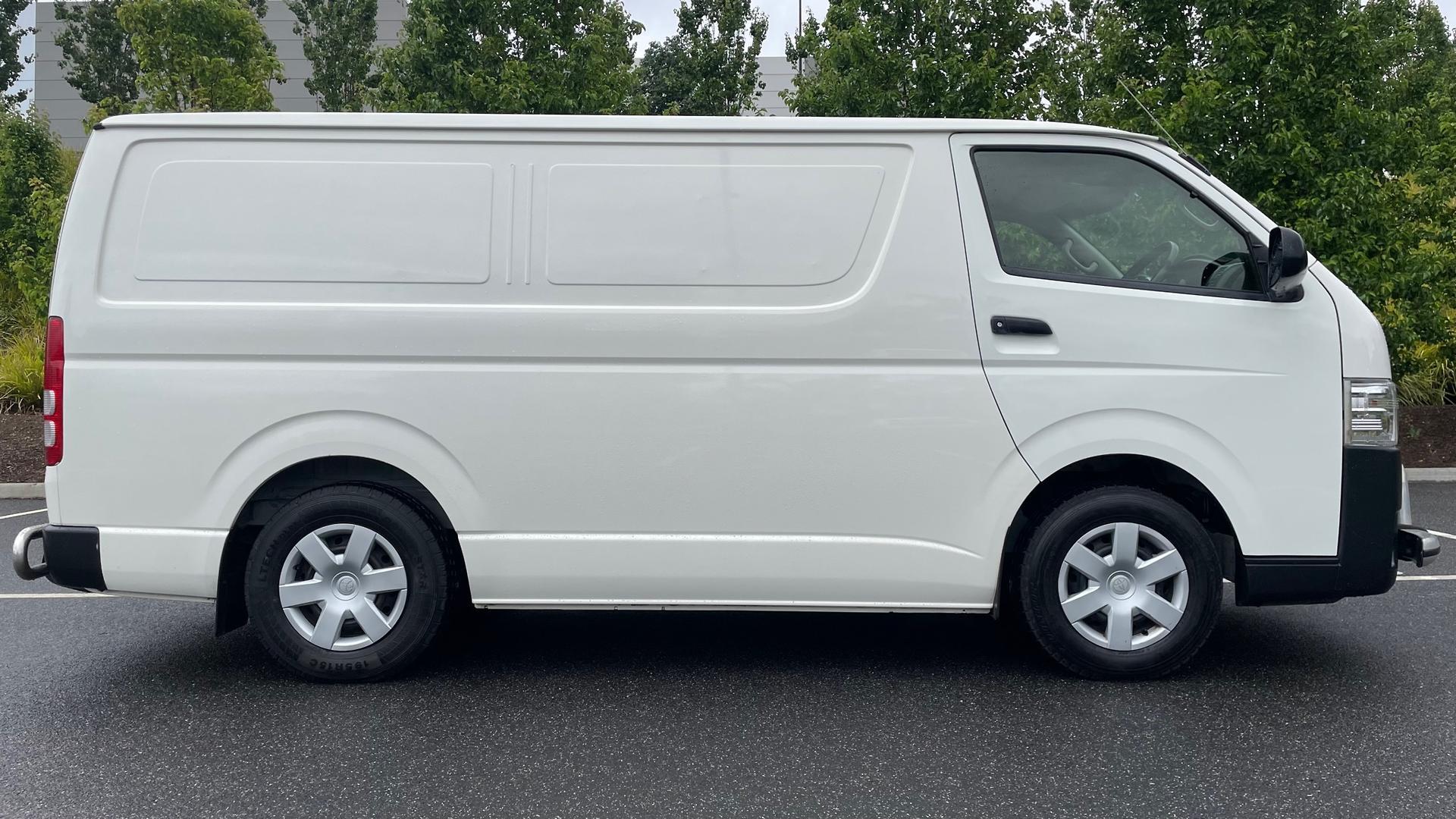 Toyota Hiace image 2