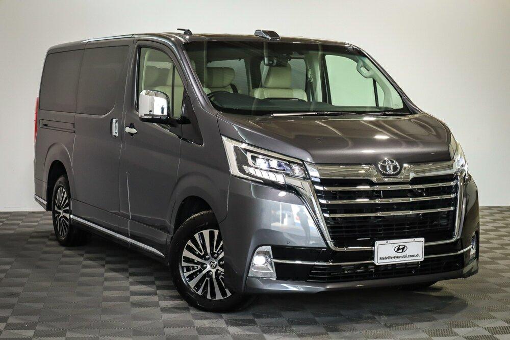 Toyota Granvia image 1