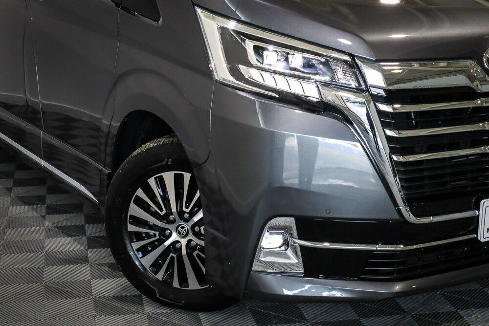 Toyota Granvia image 2