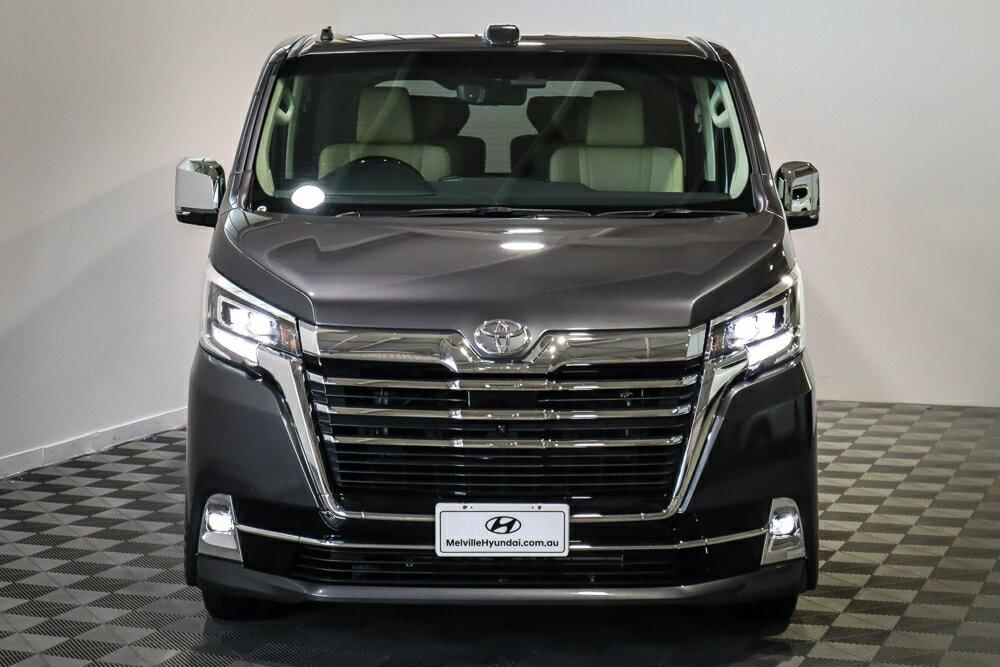 Toyota Granvia image 3