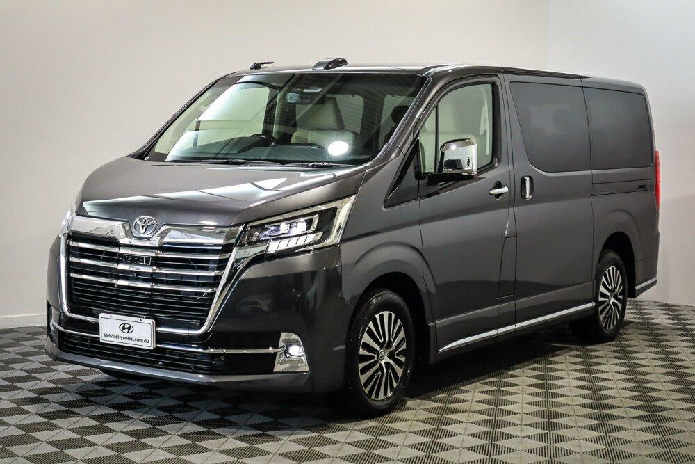 Toyota Granvia image 4