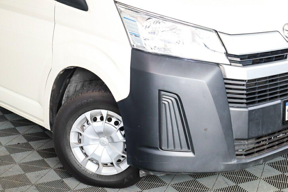 Toyota Hiace image 2