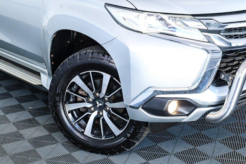 Mitsubishi Pajero Sport image 2