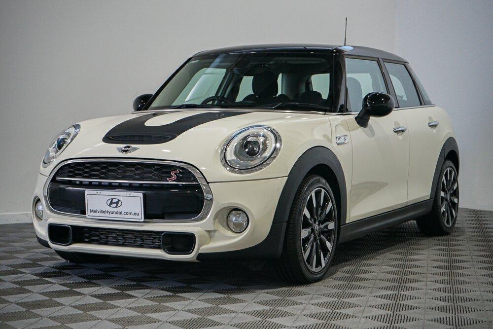 Mini Hatch image 3