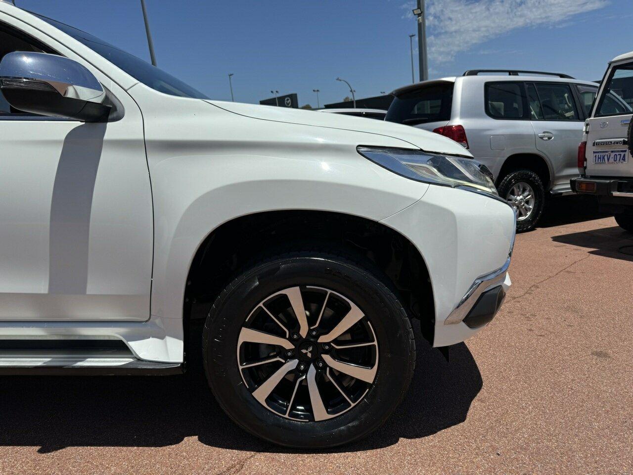 Mitsubishi Pajero Sport image 2