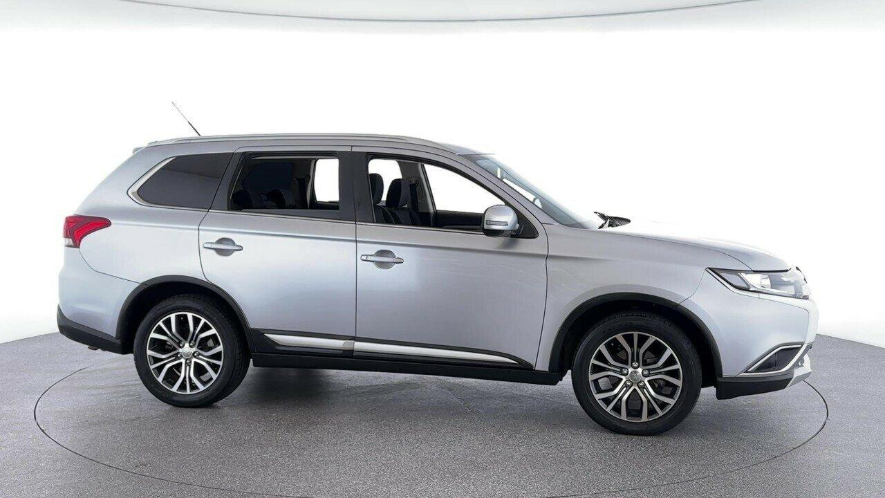 Mitsubishi Outlander image 2