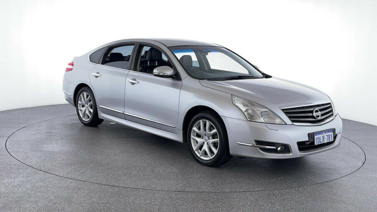 Nissan Maxima image 2