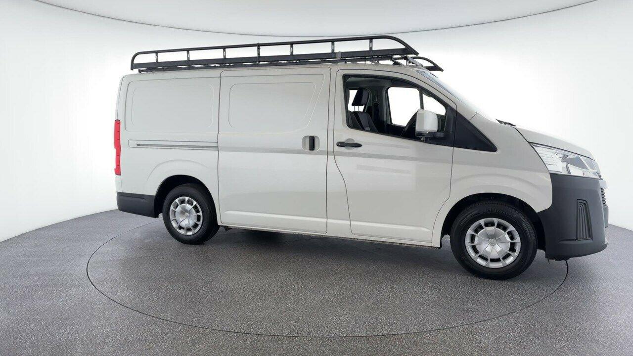 Toyota Hiace image 2