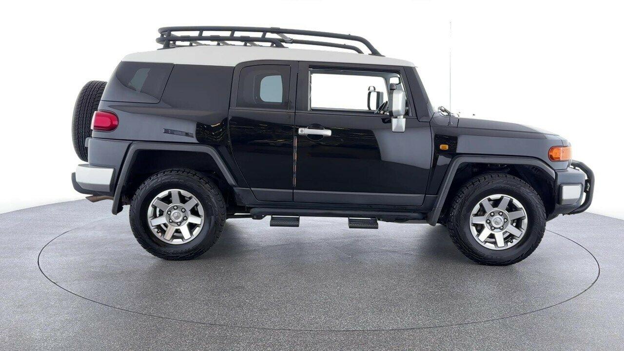 Toyota Fj Cruiser image 2
