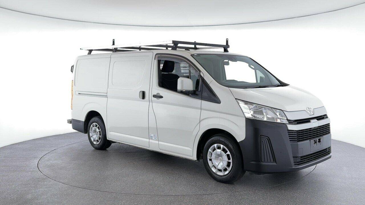 Toyota Hiace image 2